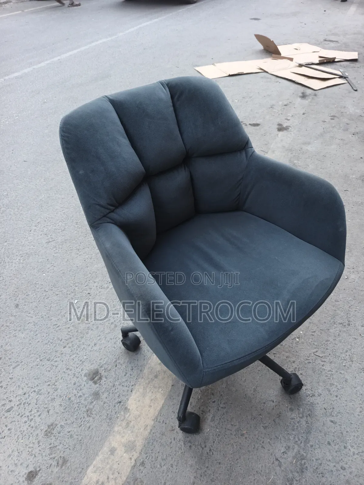 Luxurious Office Chair: Swivel Desk