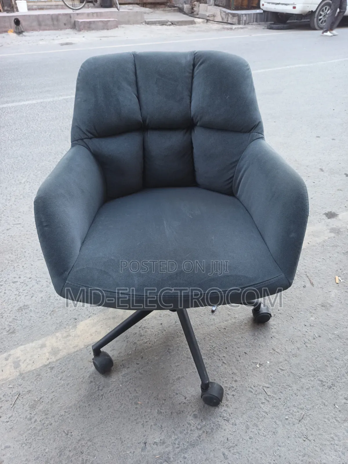 Luxurious Office Chair: Swivel Desk