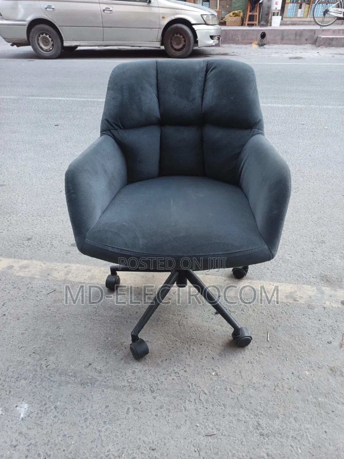 Luxurious Office Chair: Swivel Desk