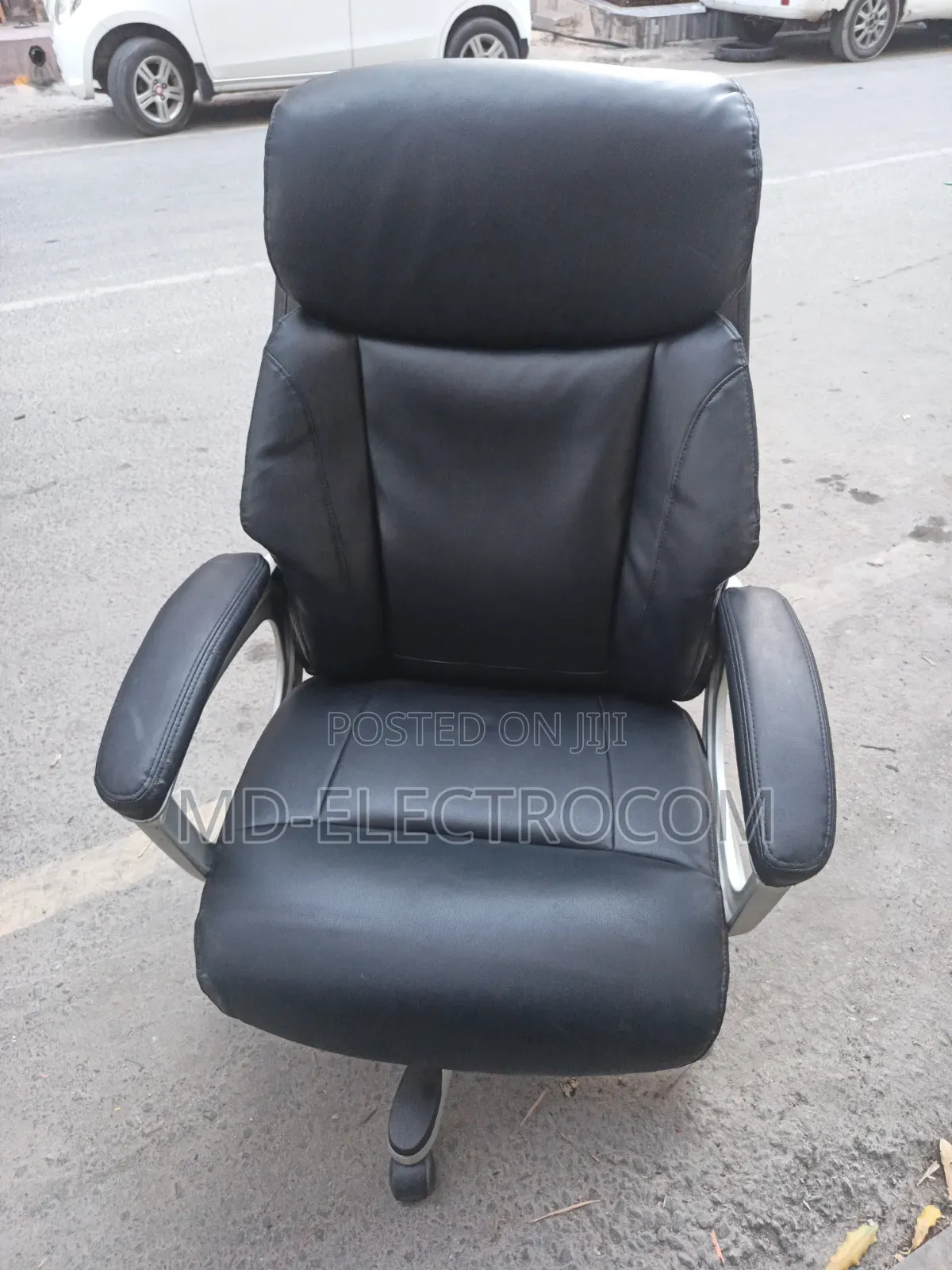 Executive Office Chair / Boss Chair ( Kiti Cha Mkurugenzi Au Meneja ).