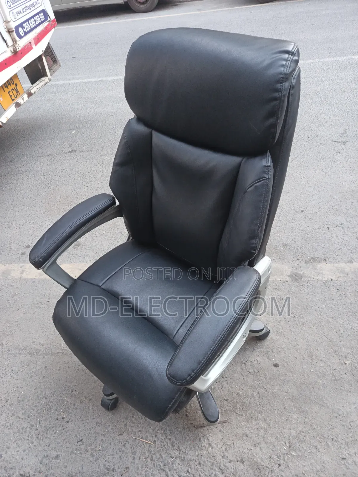 Executive Office Chair / Boss Chair ( Kiti Cha Mkurugenzi Au Meneja ).