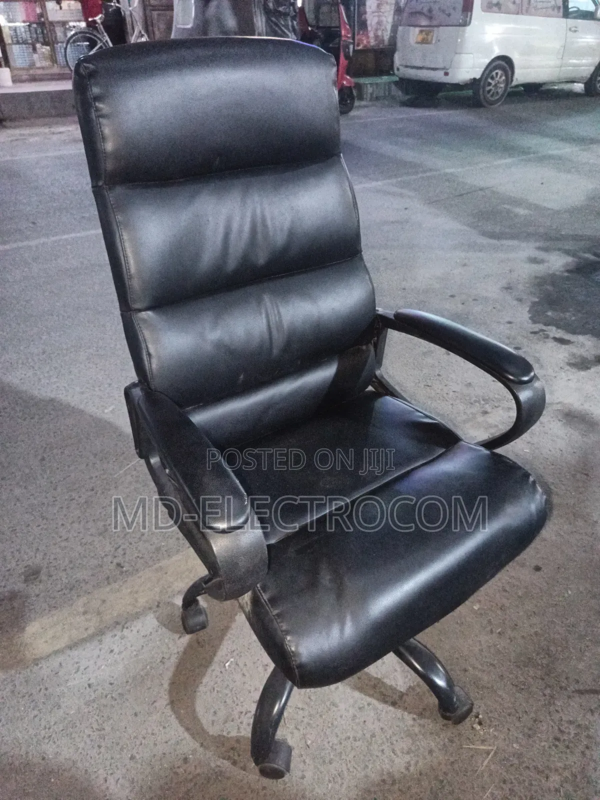 Executive/Boss Office Chair (Kiti Cha Mkurugenzi Au Bosi).