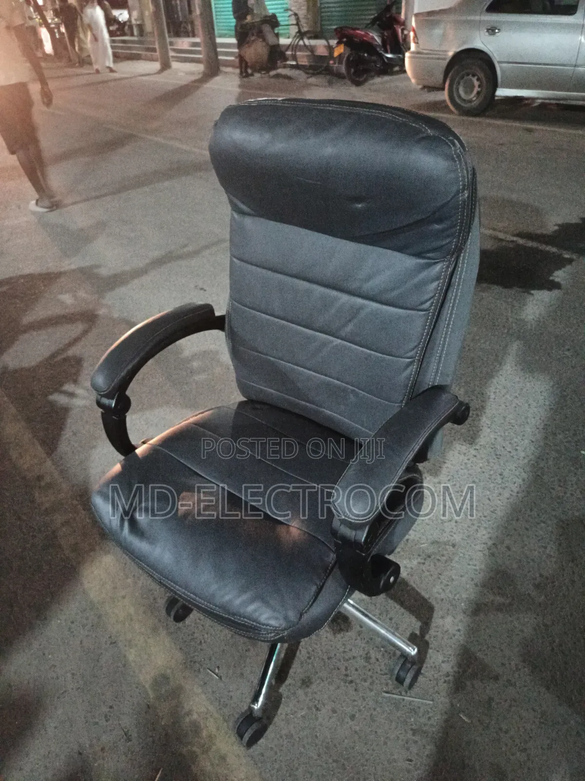 Executive Office Chair / Boss Chair ( Kiti Cha Ofisi Cha Kifahari )