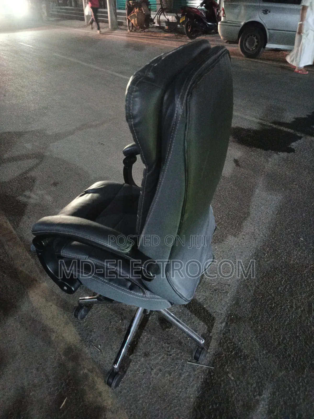 Executive Office Chair / Boss Chair ( Kiti Cha Ofisi Cha Kifahari )