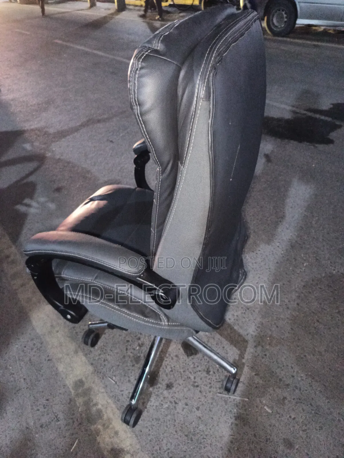 Executive Office Chair / Boss Chair ( Kiti Cha Ofisi Cha Kifahari )
