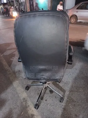 Executive Office Chair / Boss Chair ( Kiti Cha Ofisi Cha Kifahari )
