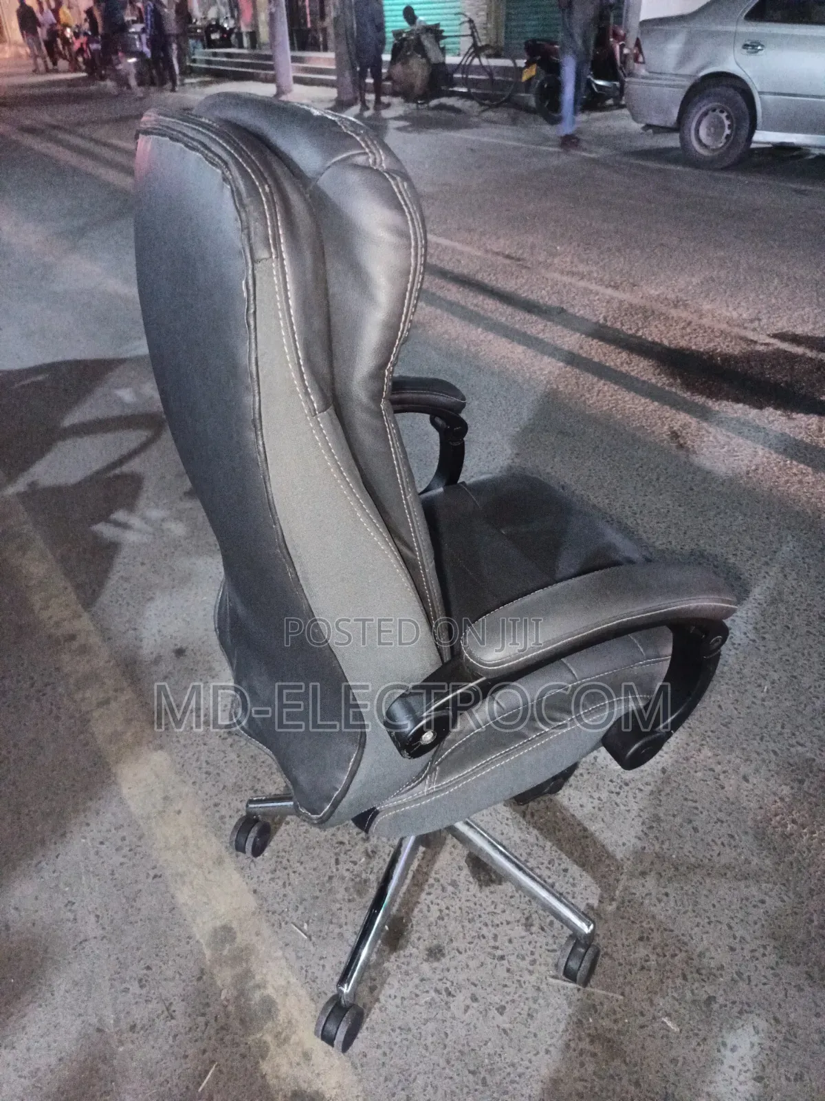 Executive Office Chair / Boss Chair ( Kiti Cha Ofisi Cha Kifahari )