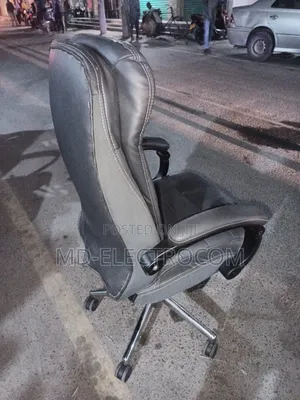 Executive Office Chair / Boss Chair ( Kiti Cha Ofisi Cha Kifahari )