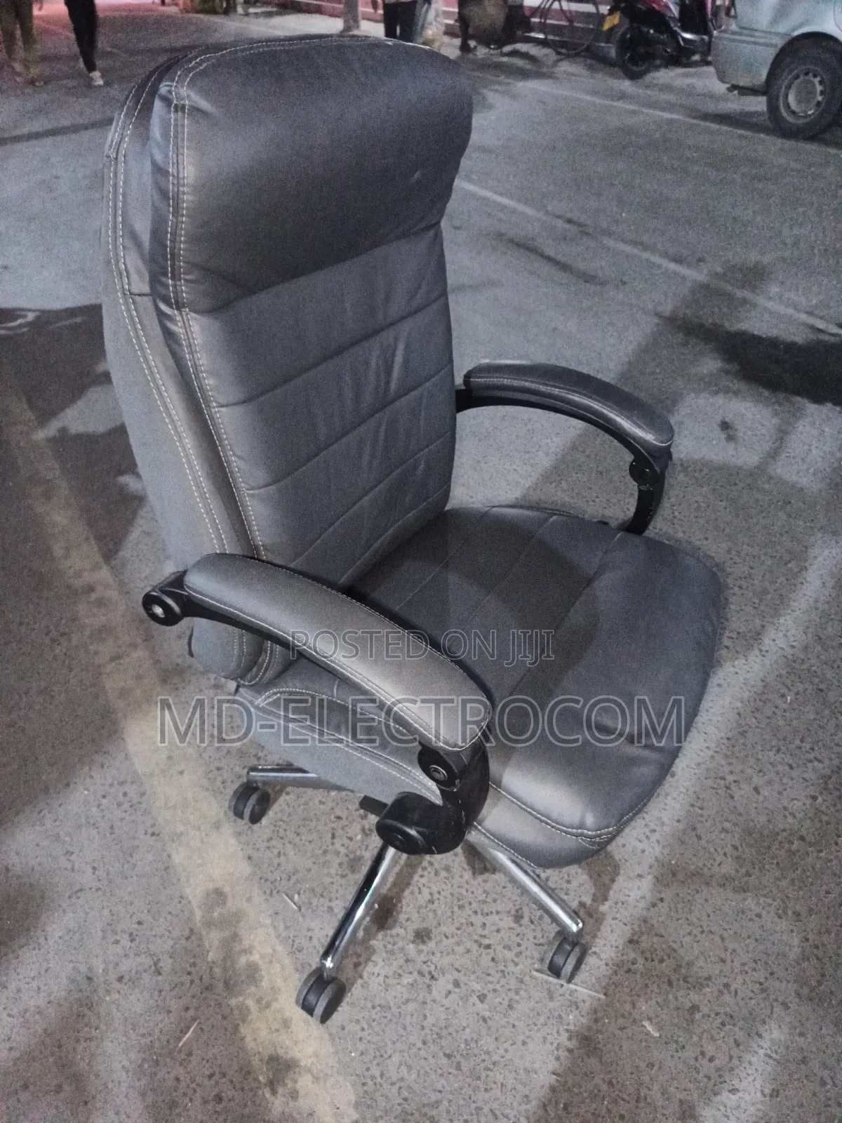 Executive Office Chair / Boss Chair ( Kiti Cha Ofisi Cha Kifahari )