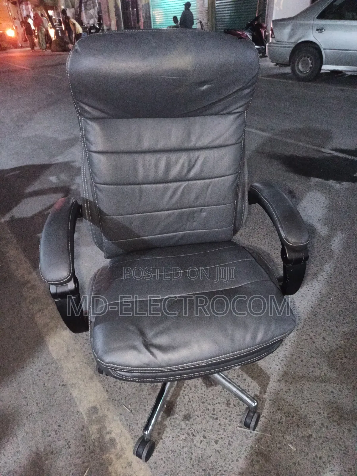 Executive Office Chair / Boss Chair ( Kiti Cha Ofisi Cha Kifahari )