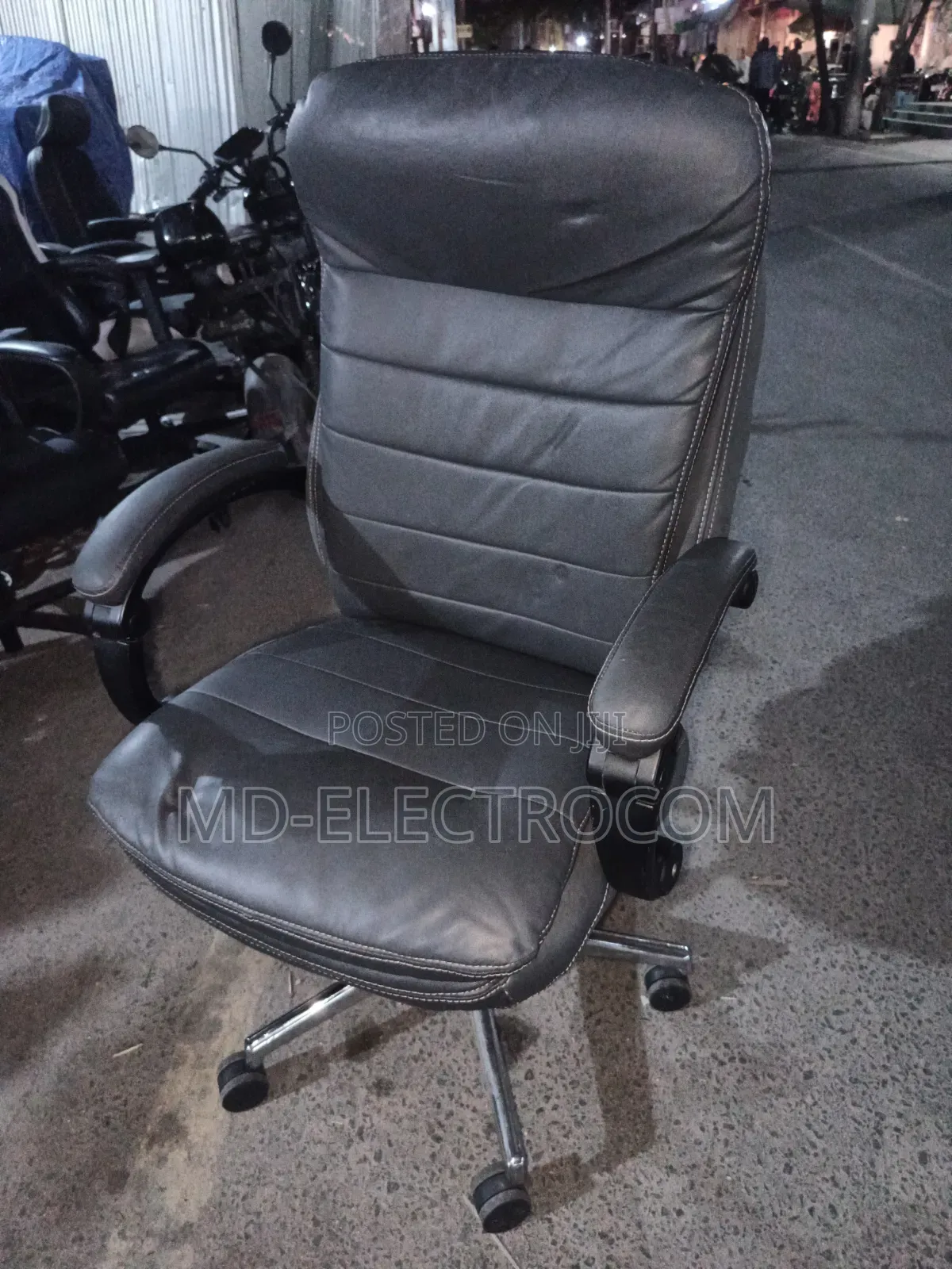 Executive Office Chair / Boss Chair ( Kiti Cha Ofisi Cha Kifahari )