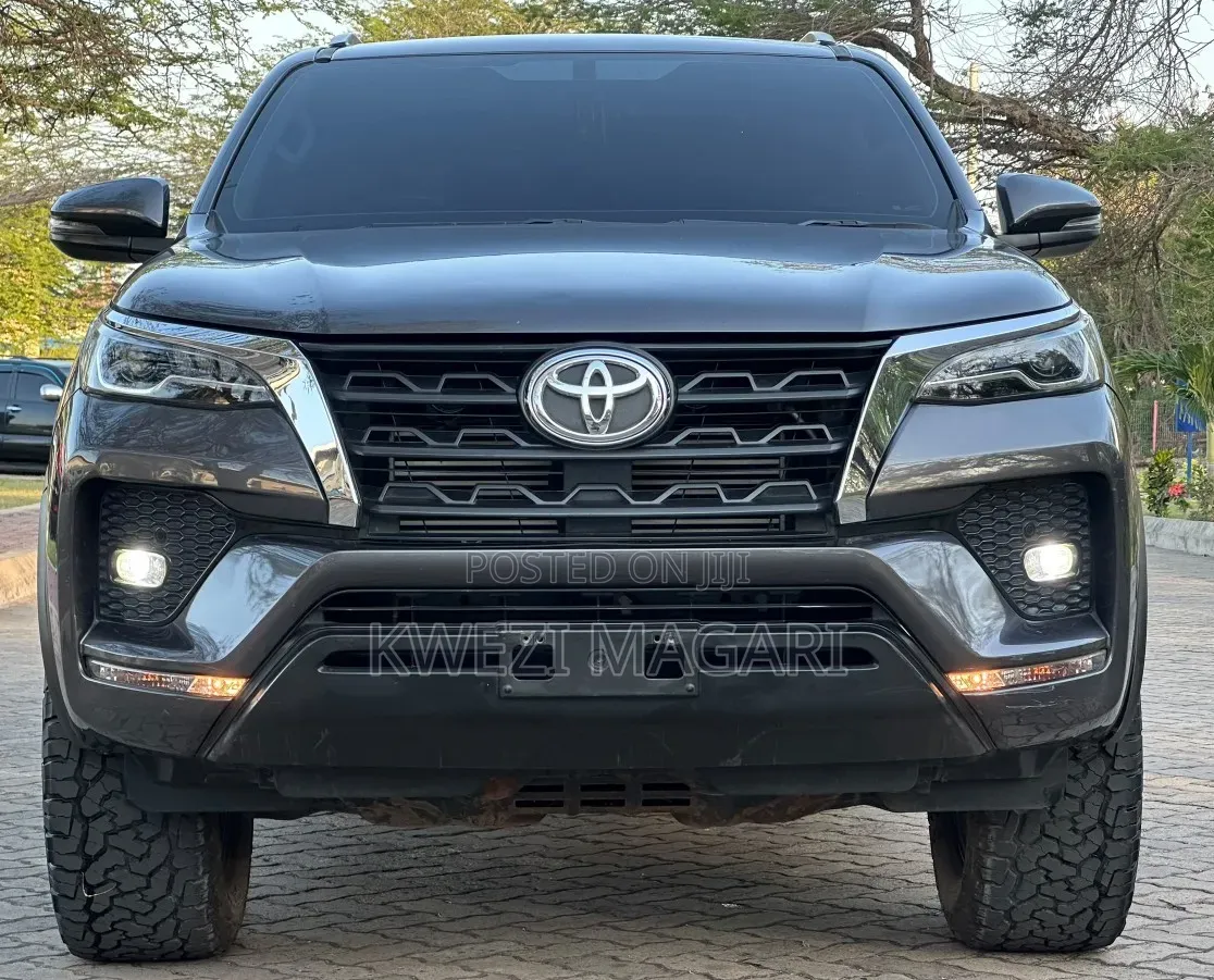 Toyota Fortuner 2022 Gray
