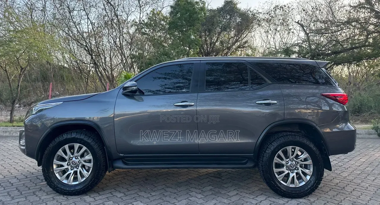 Toyota Fortuner 2022 Gray