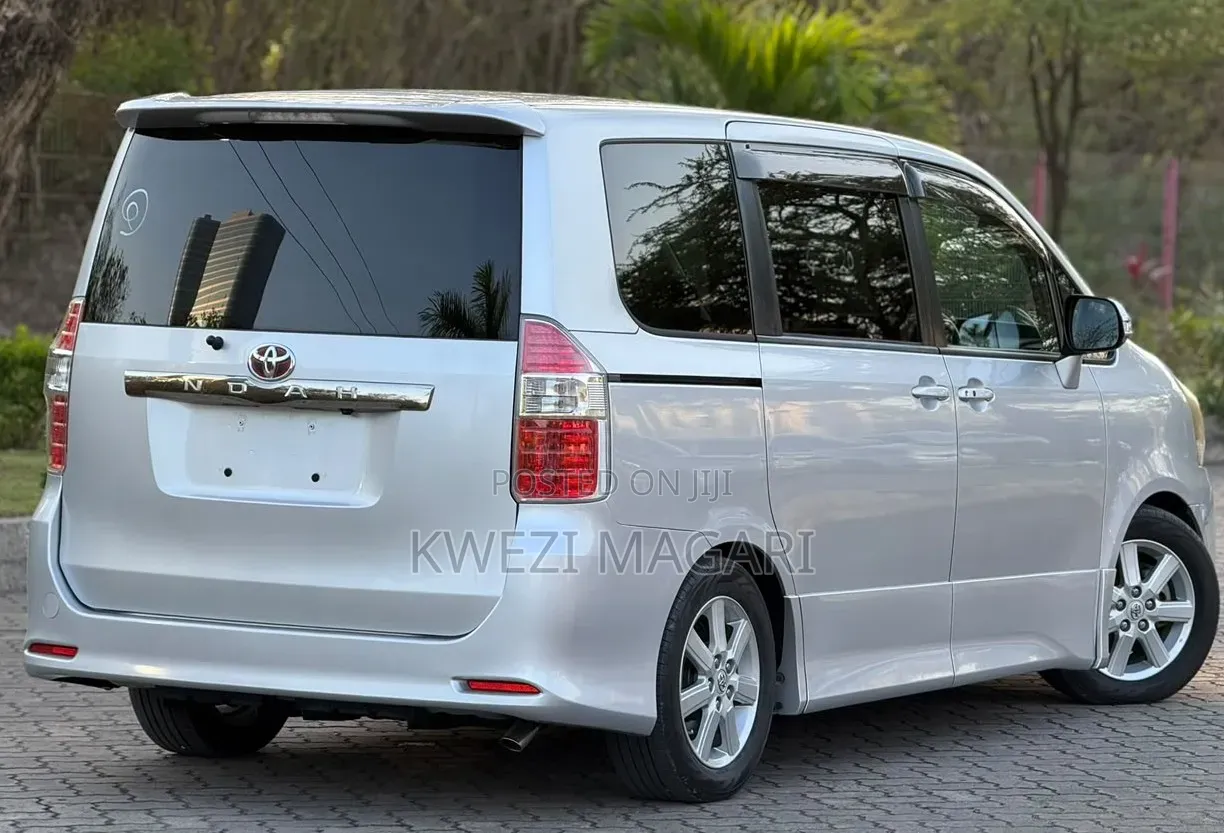 Toyota Noah 2008 Silver