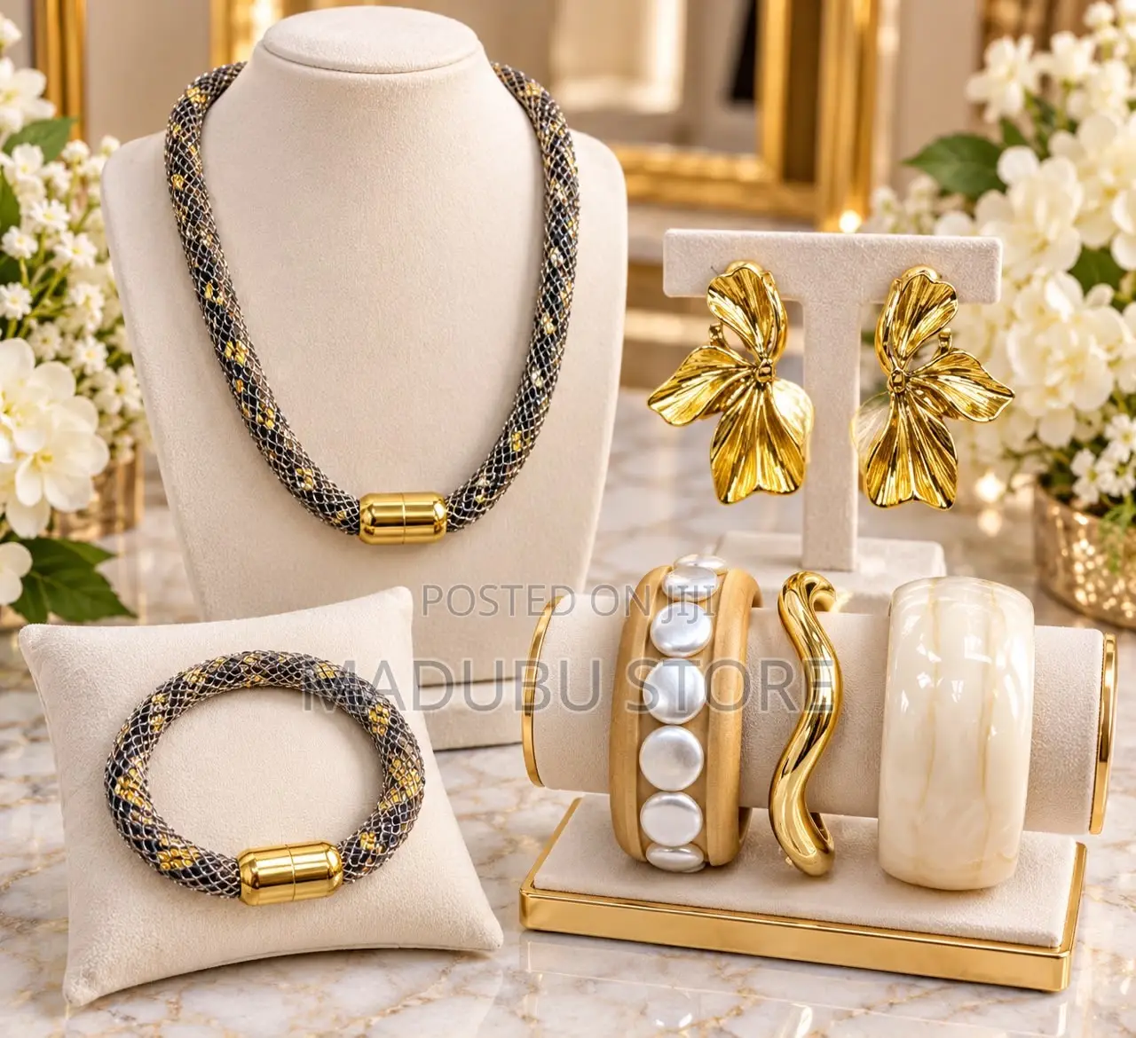 Women Fashionable Set of Necklace and Earrings