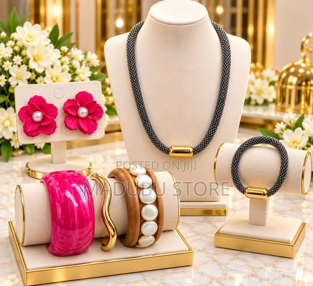 Women Fashionable Set of Necklace and Earrings