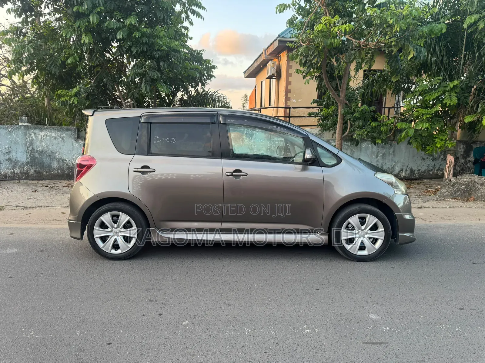 Toyota Ractis 2008 Gray