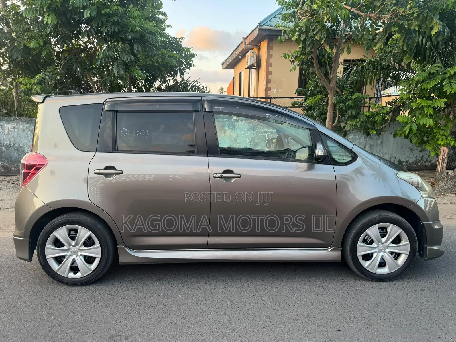 Toyota Ractis 2008 Gray
