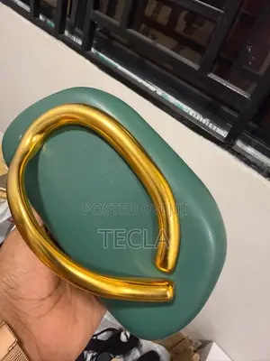 Pochi Nzur