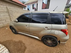 Toyota IST 2003