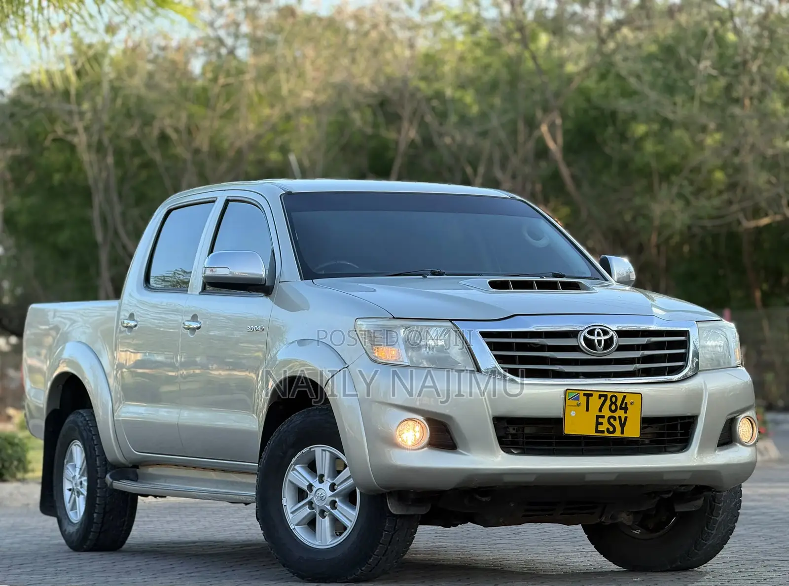Toyota Hilux 2.5 D-4D 4X4 SRX 2012 Gold