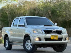 Toyota Hilux 2.5 D-4D 4X4 SRX 2012 Gold