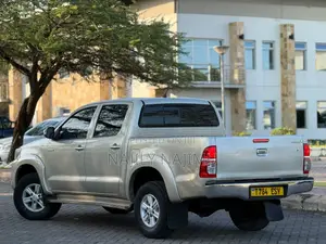 Toyota Hilux 2.5 D-4D 4X4 SRX 2012 Gold