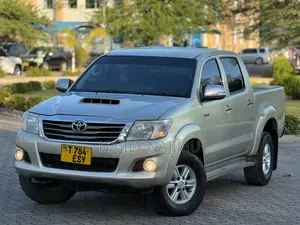 Toyota Hilux 2.5 D-4D 4X4 SRX 2012 Gold
