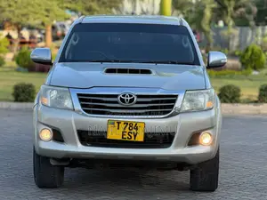 Toyota Hilux 2.5 D-4D 4X4 SRX 2012 Gold