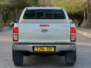 Toyota Hilux 2.5 D-4D 4X4 SRX 2012 Gold