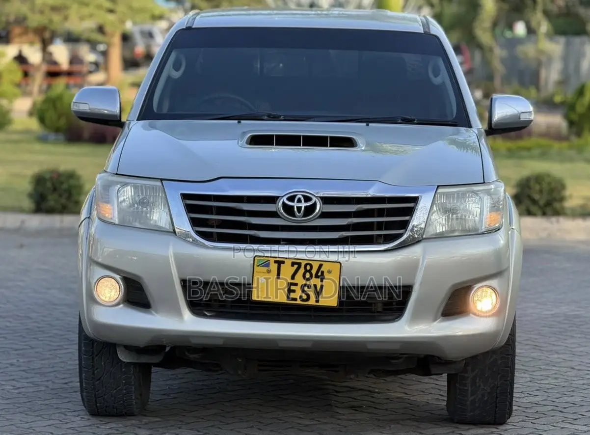 Toyota Hilux 2.5 D-4D 4X4 SRX 2012 Silver