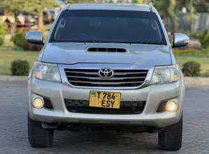 Toyota Hilux 2.5 D-4D 4X4 SRX 2012 Silver