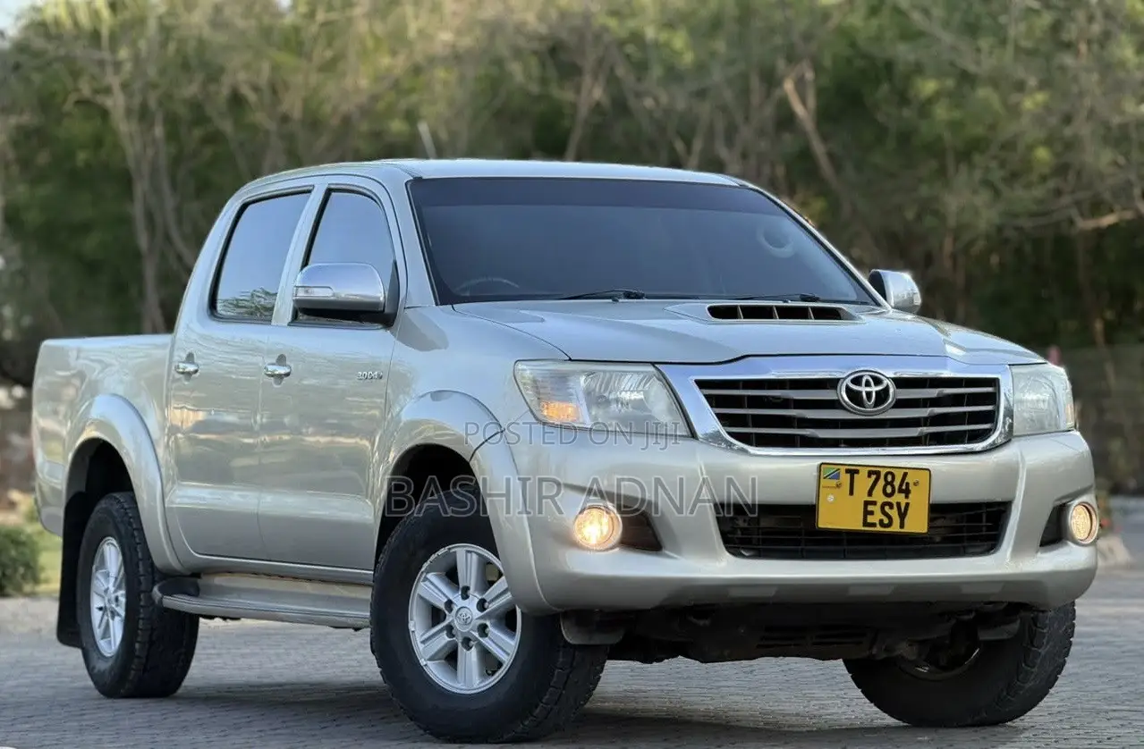 Toyota Hilux 2.5 D-4D 4X4 SRX 2012 Silver