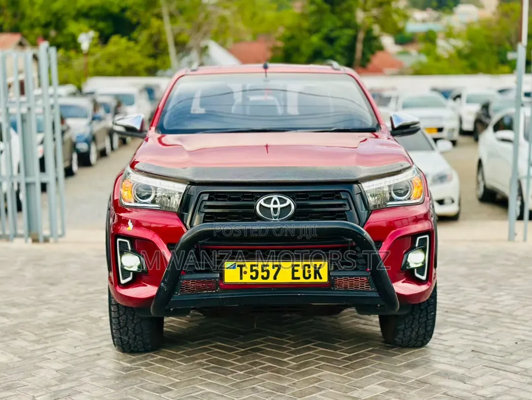 Toyota Hilux 2020 Maroon