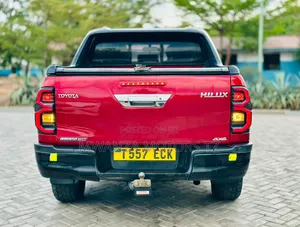 Toyota Hilux 2020 Maroon