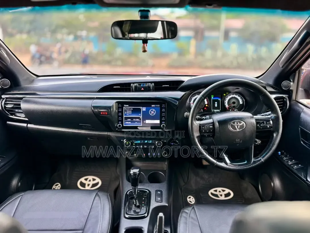 Toyota Hilux 2020 Maroon