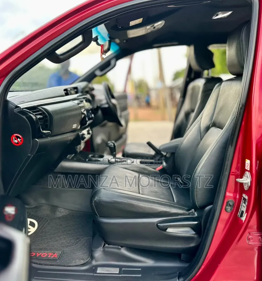 Toyota Hilux 2020 Maroon