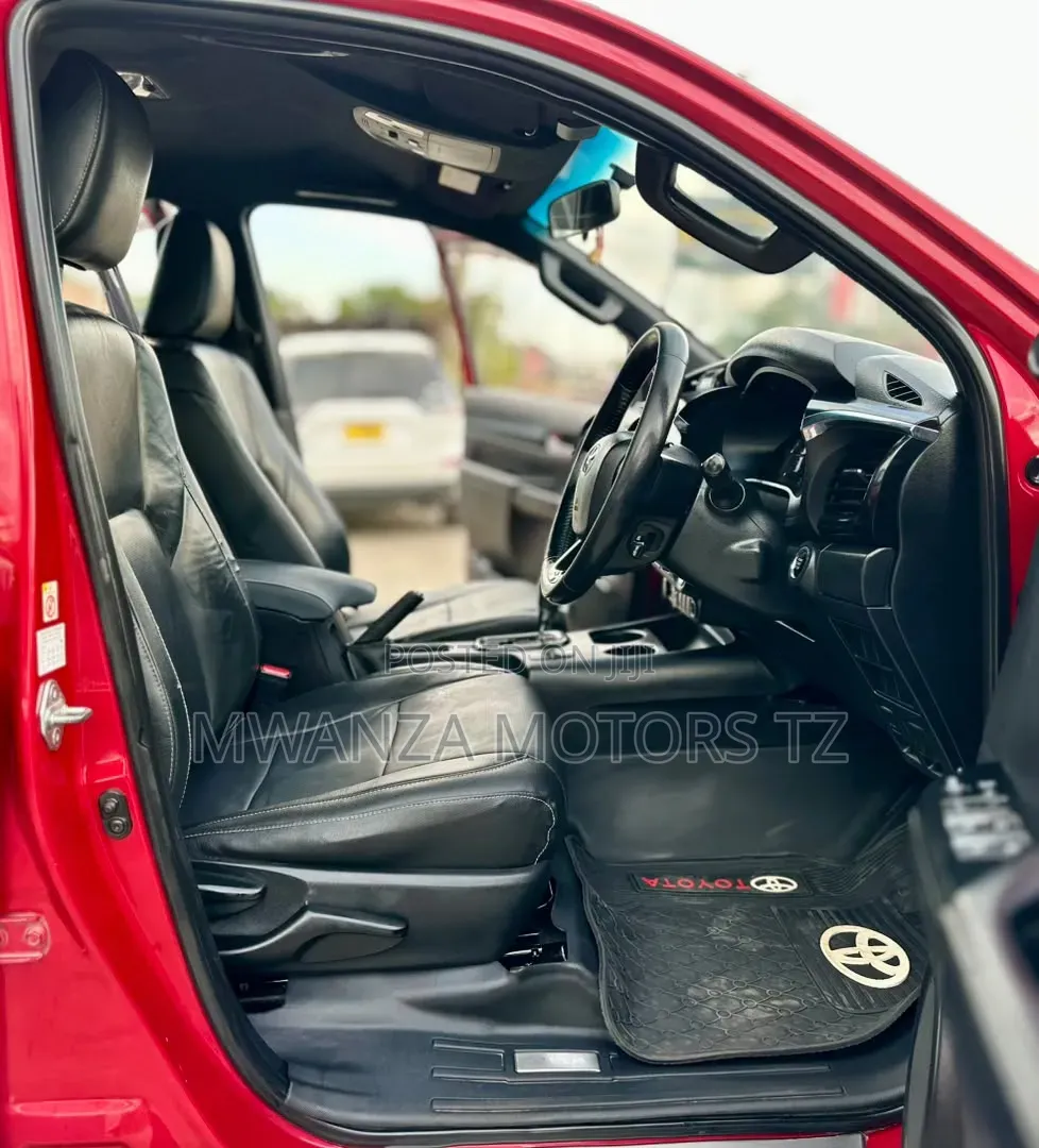 Toyota Hilux 2020 Maroon
