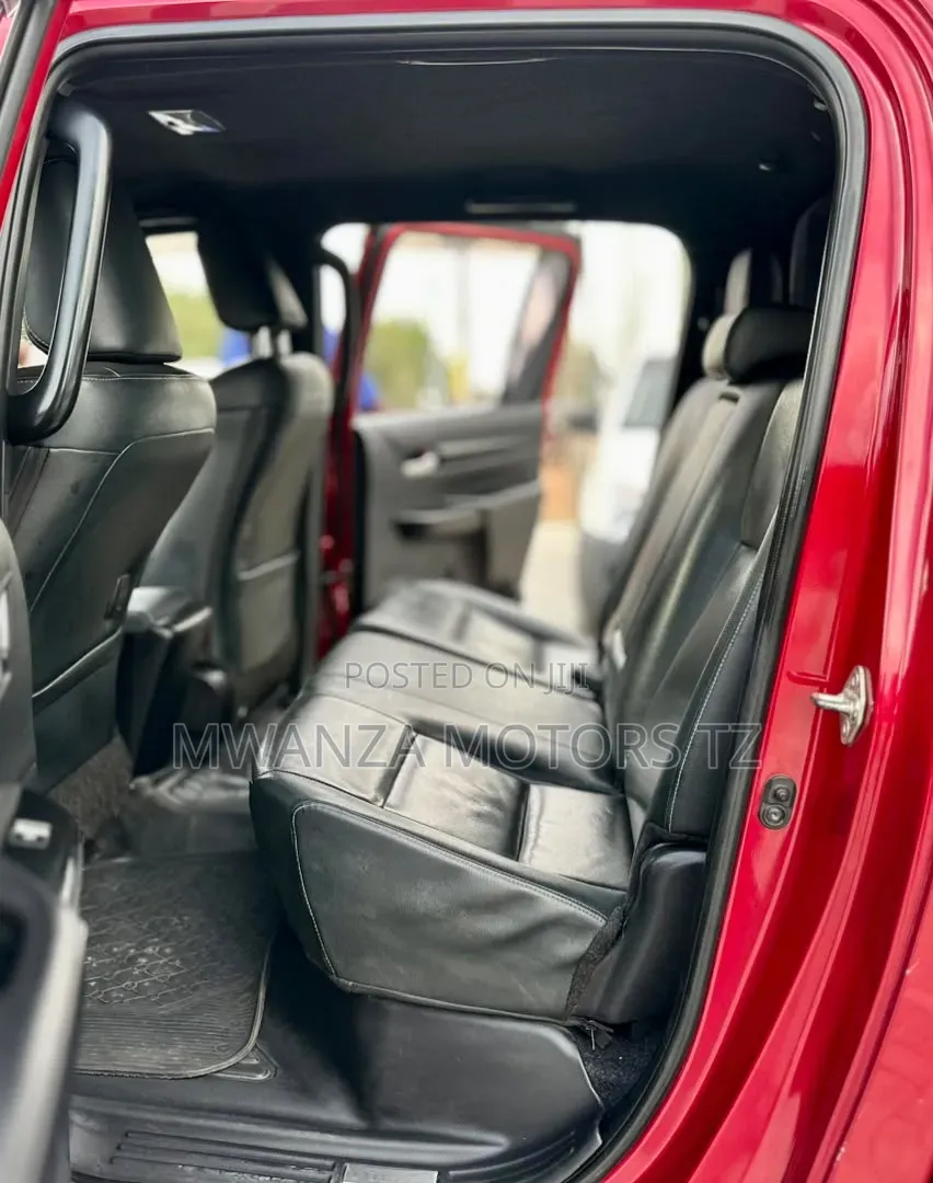 Toyota Hilux 2020 Maroon