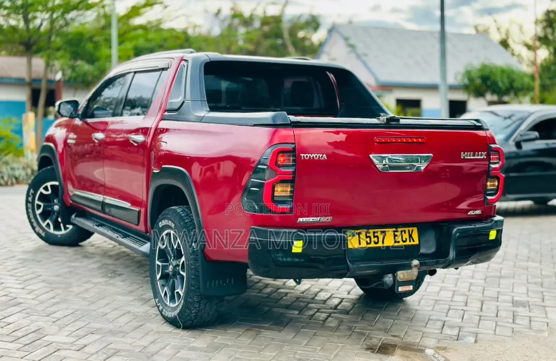 Toyota Hilux 2020 Maroon