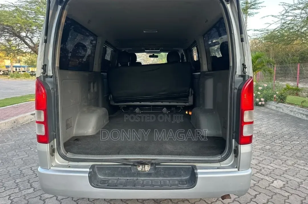 Toyota HiAce 2006 Silver