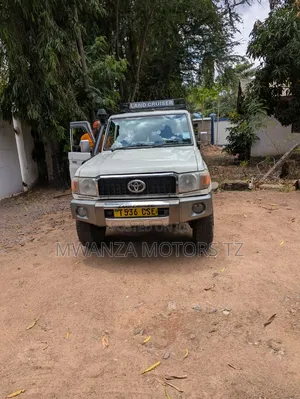 Toyota Land Cruiser 2016 White