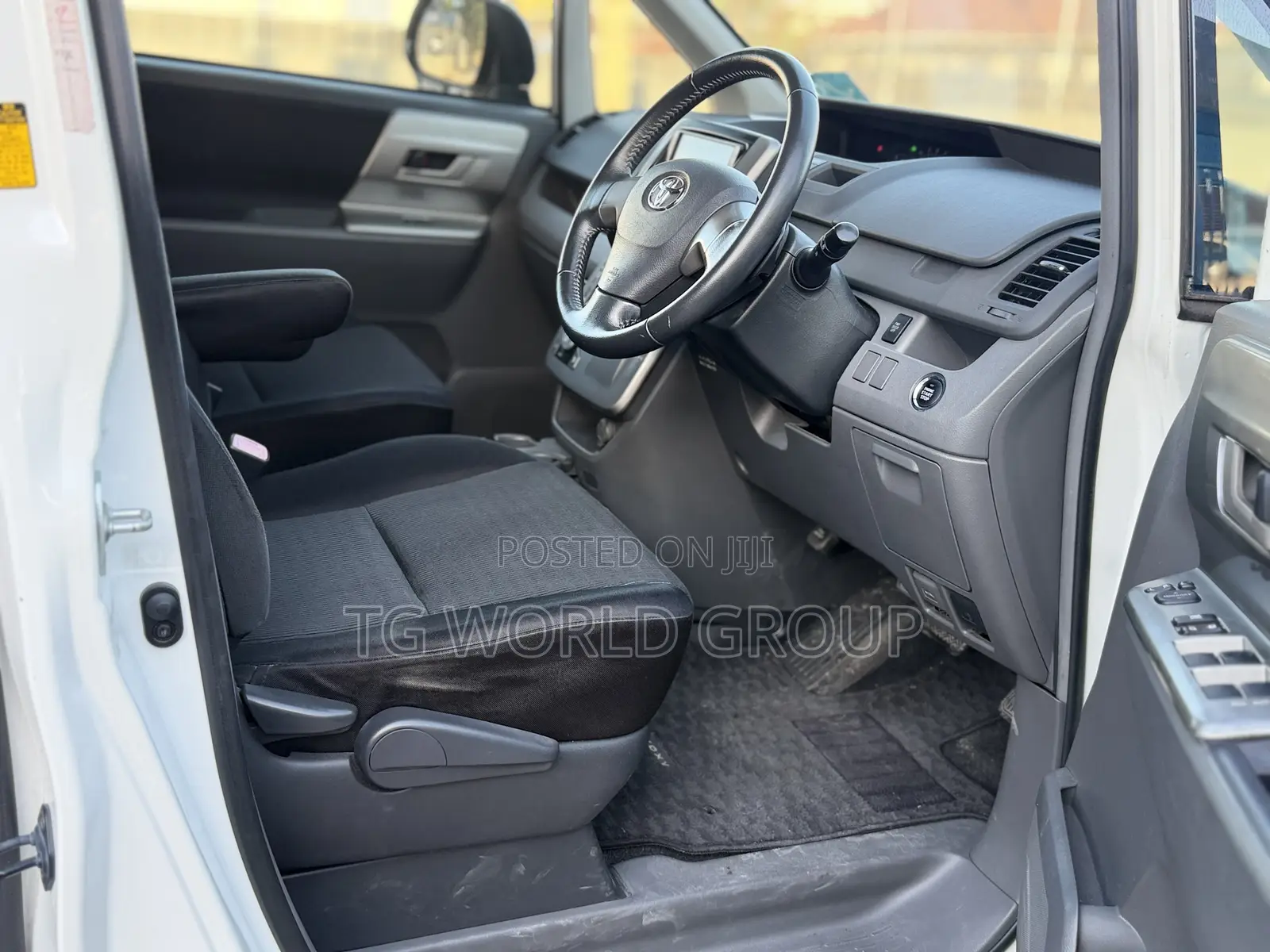Toyota Voxy Z 2WD 8-Seater 2009 White