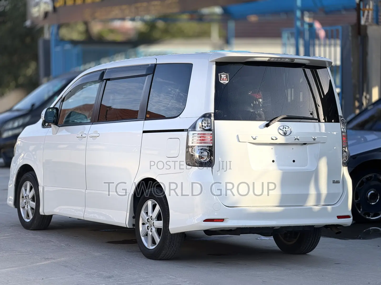 Toyota Voxy Z 2WD 8-Seater 2009 White