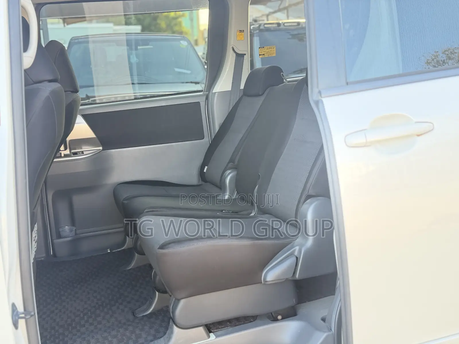 Toyota Voxy Z 2WD 8-Seater 2009 White