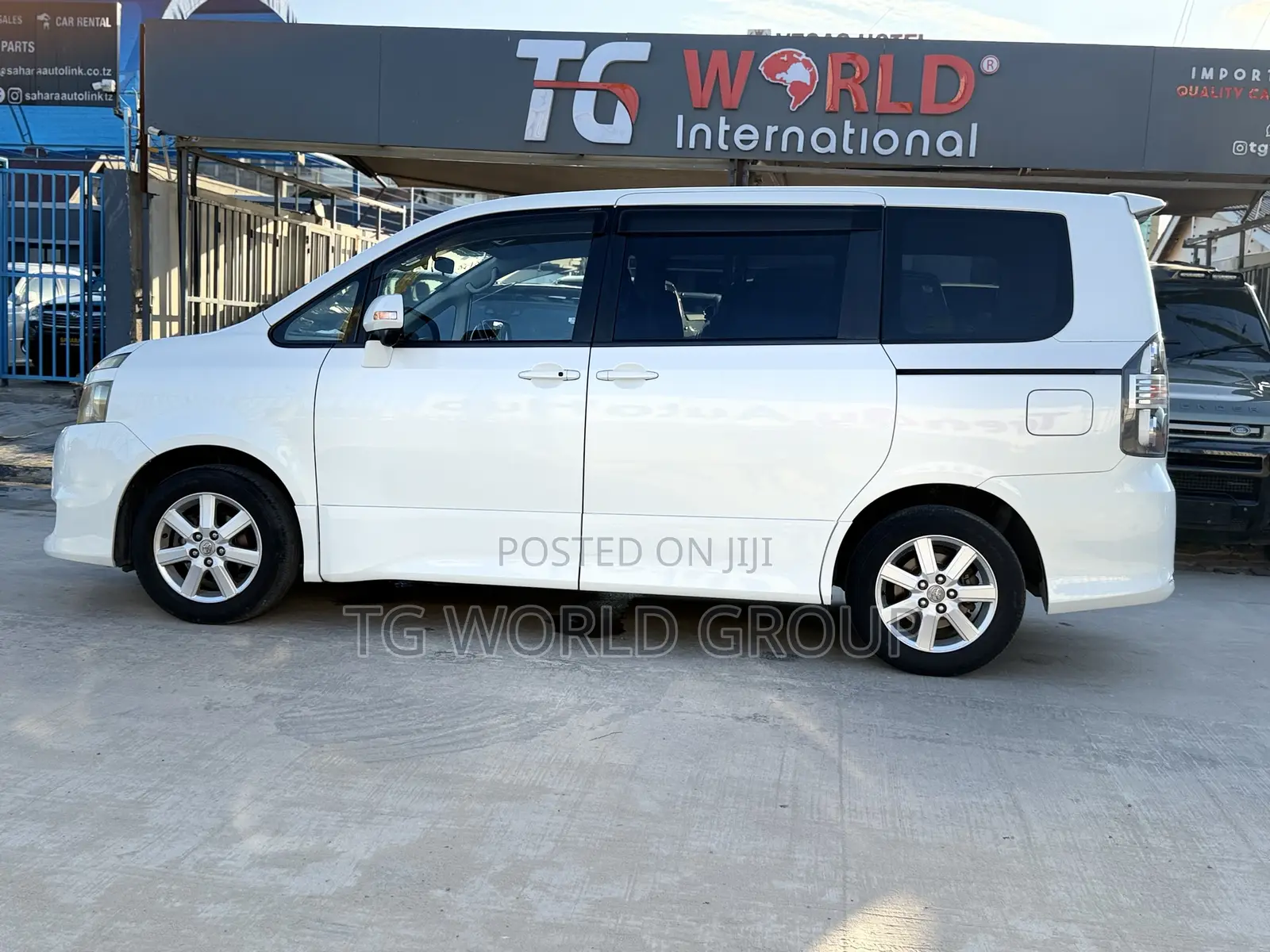 Toyota Voxy Z 2WD 8-Seater 2009 White