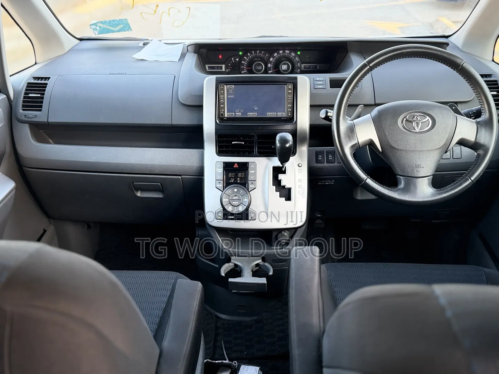Toyota Voxy Z 2WD 8-Seater 2009 White
