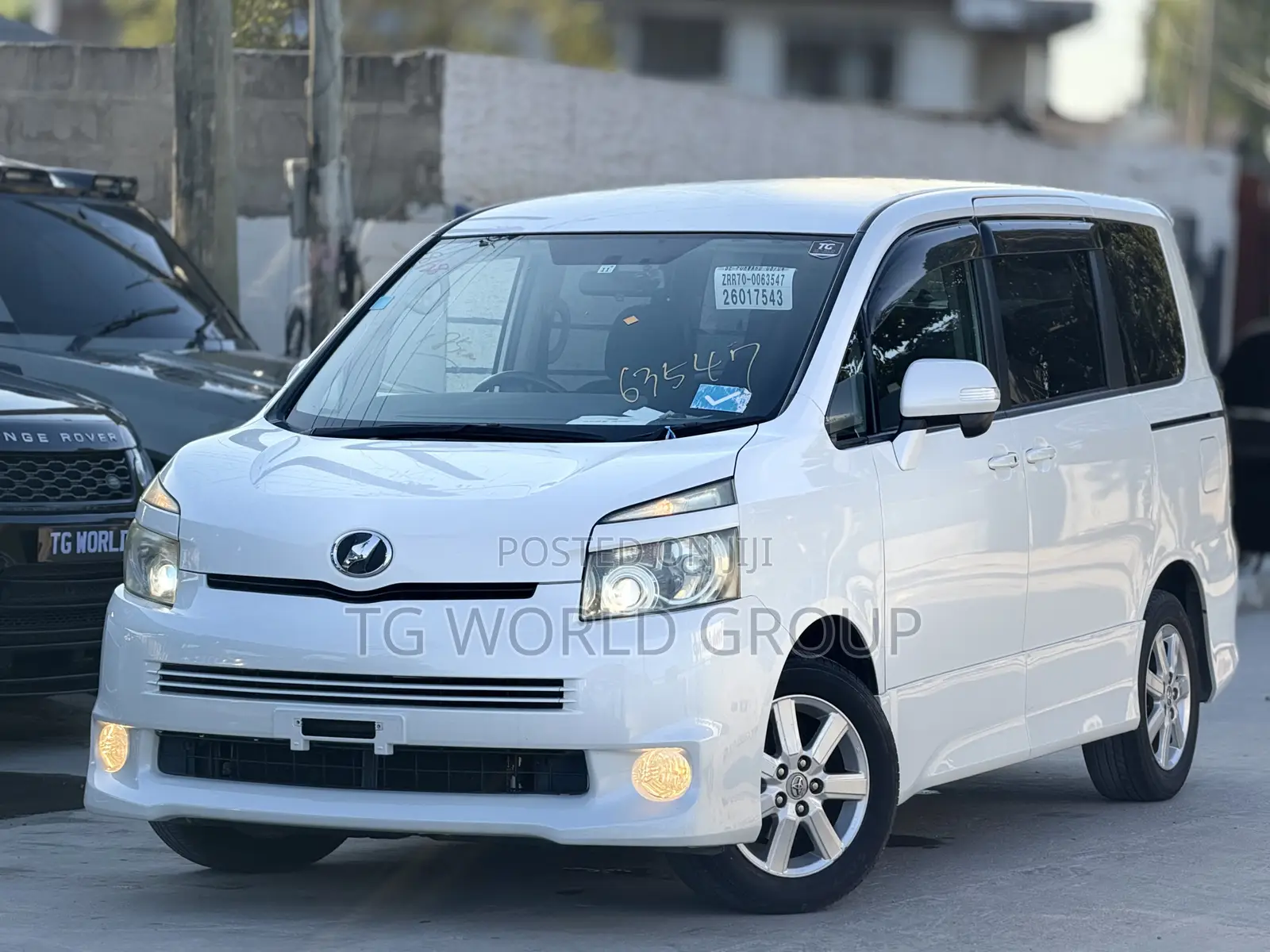 Toyota Voxy Z 2WD 8-Seater 2009 White