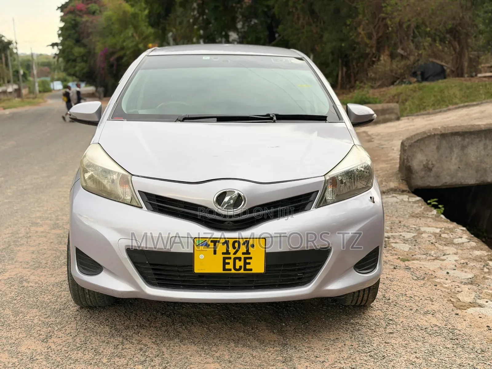 Toyota Vitz 2012 Silver