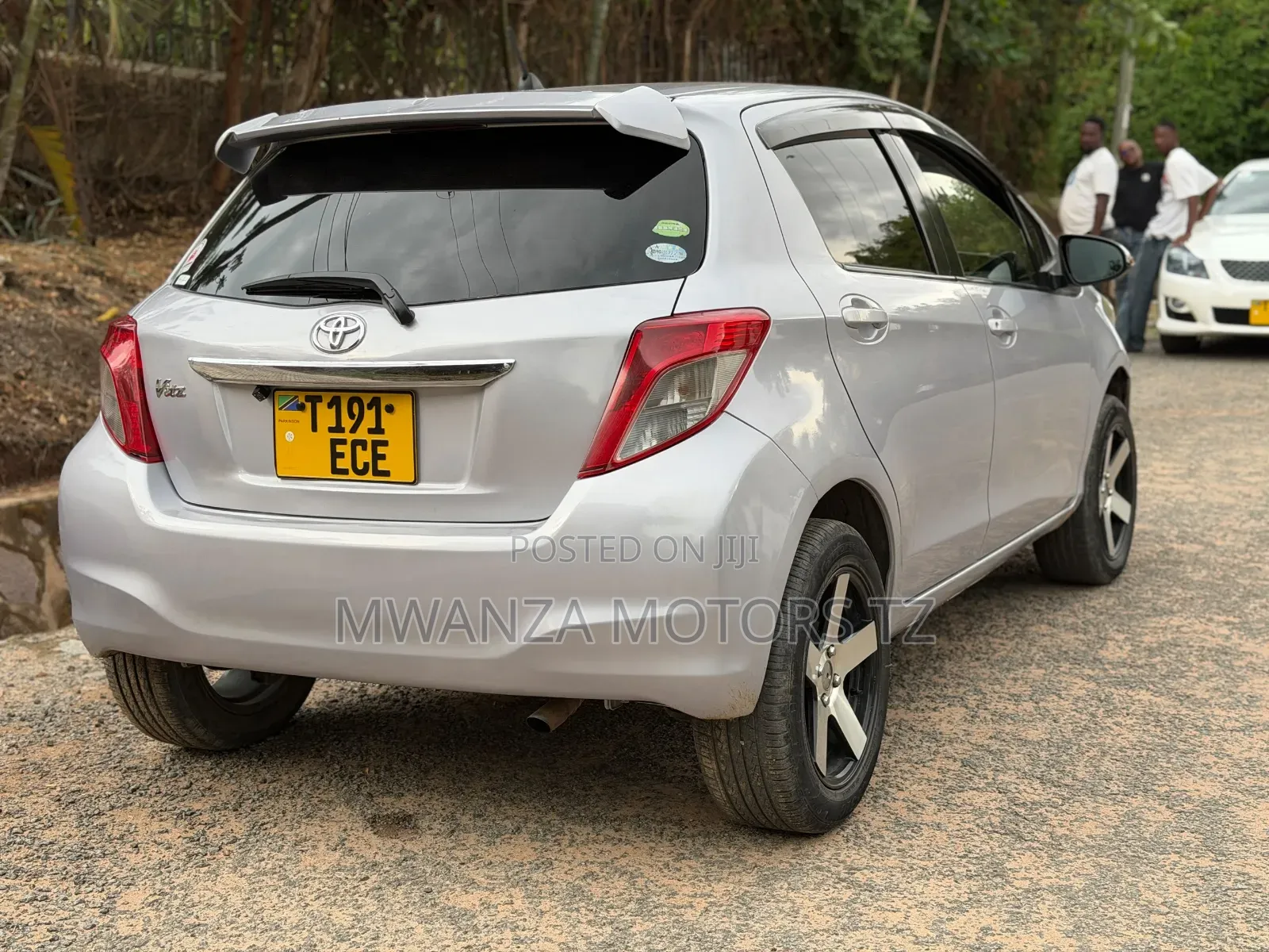 Toyota Vitz 2012 Silver